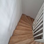 Renovierung einer Holztreppe. QArbeit