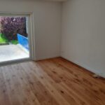 Parkettboden und weiße MDF-Sockelleisten. Ein Projekt von QArbeit.